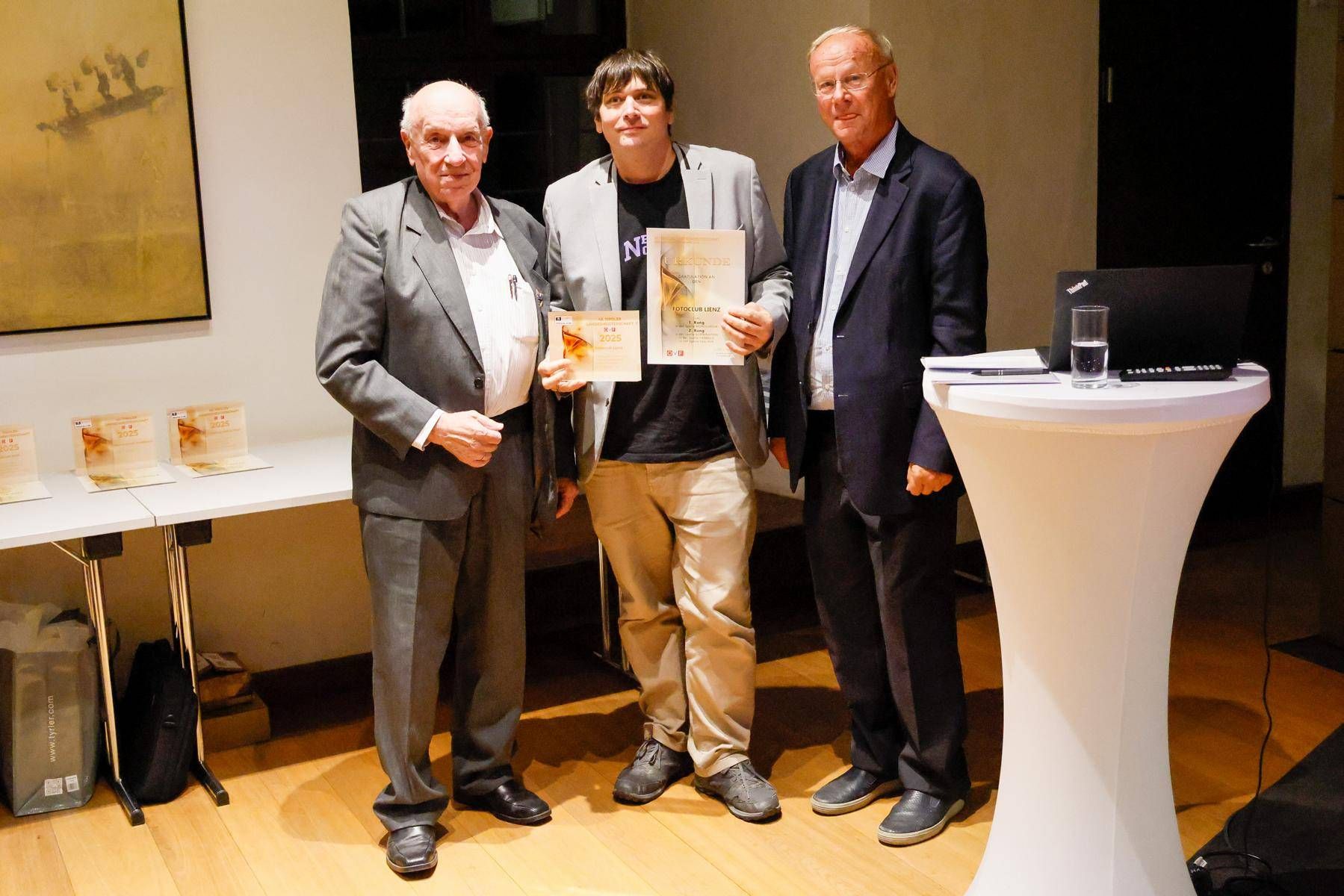 vl: G&uuml;nter Kramarcsik (Obmann &Ouml;VF), Thomas Isep (Obmann Fotoclub Lienz),
Harald Burmann (Obmann Fotoclub Hall in Tirol). Foto: FC Hall